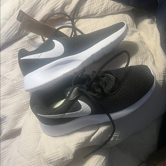 Nike Dual-Tone Black and White Running Shoes- NEW WITH TAGS - Picture 1 of 1